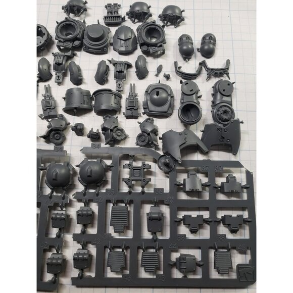 30K Space Marine Bits Saturnine Dreadnought Legs & Feet Set A01 - Picture 3 of 8